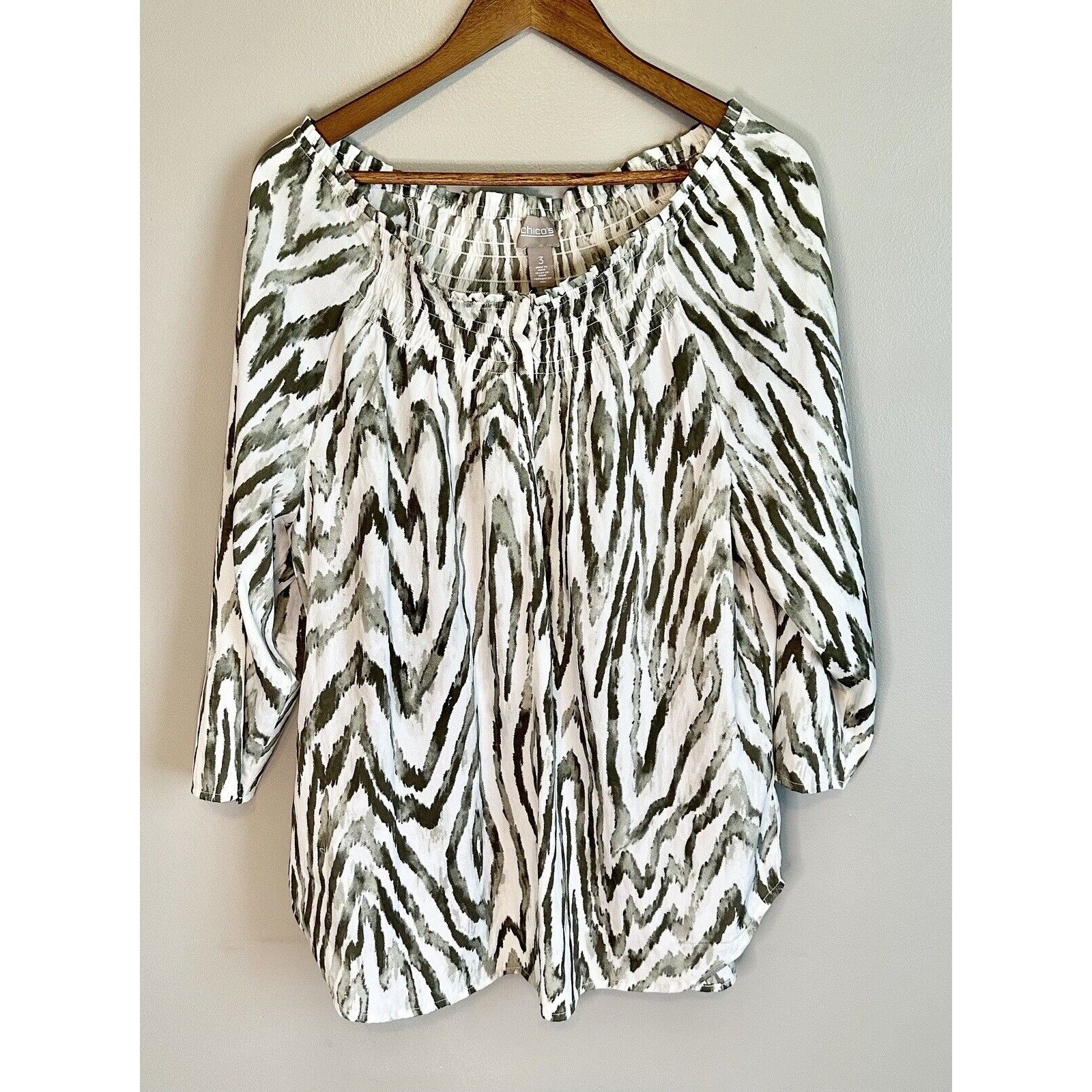 Chicos Sage Green Zebra Print Top Sz 3 Xl Lightweight Snap Closure Smocked Neck